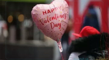 عبارات تهنئة عيد الحب "مع نسائم الصبح وأصوات الطيور احب اقولك بحبك بجنون"