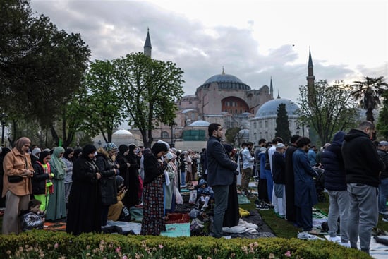 موعد صلاة عيد الفطر في تركيا 1446-2025 وأجمل التهاني بين الأهل والأحباب