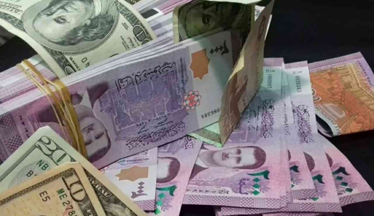استقرار سعر صرف الليرة السورية مقابل الدولار اليوم وسط ترقب الأسواق وتقلبات السوق الموازية