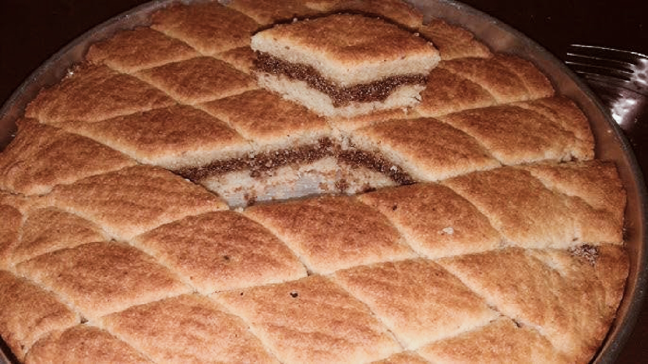 هتقومي حالا تعمليها كيكة قرفة بالمكسرات حجازيه اسكندراني علي أصولها انسي أي طريقة تانية