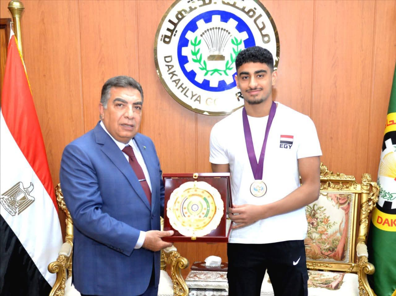 احتفال محافظة الدقهلية بفوز حاتم أشرف كامل بذهبية إفريقيا في السباحة.. إنجاز مشرّف للبطل المصري