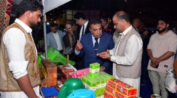 جولة محافظ الدقهلية في معرض "كنوز مطروح".. ترحيب واسع بزوار التمور والزيوت