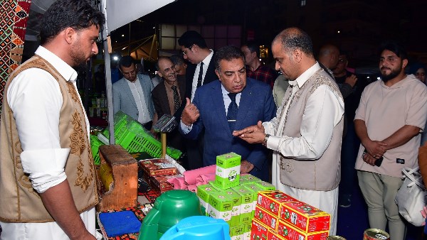 جولة محافظ الدقهلية في معرض “كنوز مطروح”.. ترحيب واسع بزوار التمور والزيوت