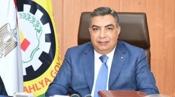 ضبط التكاتك المخالفة خلال حملة مرورية في شارع قناة السويس بالدقهلية