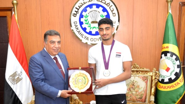 محافظ الدقهلية يشيد بحاتم أشرف كامل بطل أفريقيا في السباحة