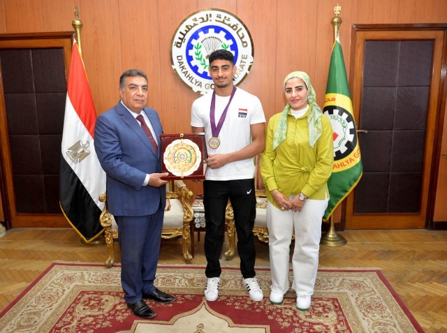 محافظ الدقهلية يُشيد ببطل أفريقيا ونادي جزيرة الورد في السباحة.. تكريم مستحق لعام 2024