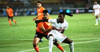 زمالك يشن هجومه وفاركو يصمد بنتيجة التعادل السلبي بعد مرور 30 دقيقة.. صور