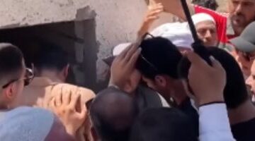 شاهد.. محمد الشناوي يودع والده للمرة الأخيرة