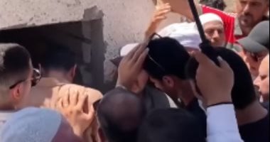 شاهد.. محمد الشناوي يودع والده للمرة الأخيرة