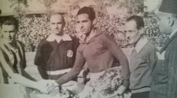 عائلة نجم الكرة عبد الكريم صقر تهدي أهم مقتنياته لاتحاد الكرة.. صور