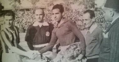 عائلة نجم الكرة عبد الكريم صقر تهدي أهم مقتنياته لاتحاد الكرة.. صور