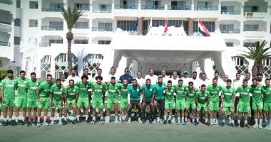 لاعبو المصري يجتمعون لالتقاط صورة تذكارية بعد انتهاء معسكر تونس قبل العودة إلى القاهرة 2025