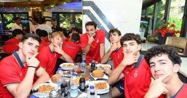لاعبي منتخب إسبانيا وصيف بطولة العالم لليد يتناولون كشري وسط مدينة القاهرة.. صور