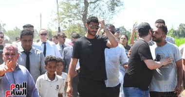 محمد الشناوي يصل كفر الشيخ لتقديم واجب العزاء في والده 2025