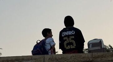 أخ وأخته يتابعان مباراة القمة وسط أجواء المدرسة.. صور