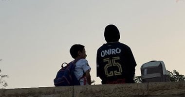 أخ وأخته يتابعان مباراة القمة وسط أجواء المدرسة.. صور