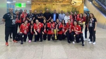 خالد فتحي يستقبل بطلات أفريقيا لشابات اليد في مطار 2025