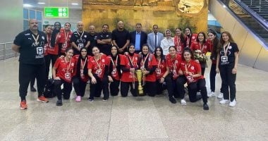 خالد فتحي يستقبل بطلات أفريقيا لشابات اليد في مطار 2025