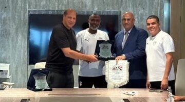 علاء نبيل يسلم درع اتحاد الكرة إلى سفير مصر بالمملكة العربية السعودية 2025