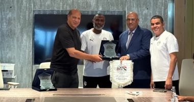 علاء نبيل يسلم درع اتحاد الكرة إلى سفير مصر بالمملكة العربية السعودية 2025