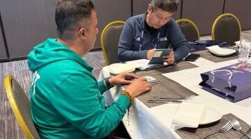 فيفا يتفقد تجهيزات منتخب الشباب والبطاقات الرسمية استعداداً لكأس العالم 2025