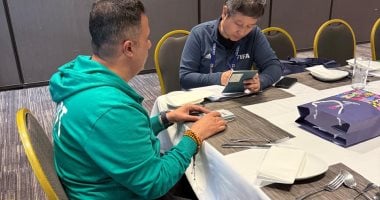 فيفا يتفقد تجهيزات منتخب الشباب والبطاقات الرسمية استعداداً لكأس العالم 2025