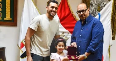 تكريم ليلى محمد بطلة الإرادة من قبل ياسر إدريس وأحمد الجندي.. قصة تحدٍ وإصرار رغم مرض السرطان