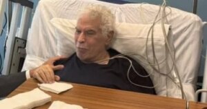 عبد الناصر محمد وعمر جابر يلتقيان حسن شحاتة للاطمئنان على حالته الصحية