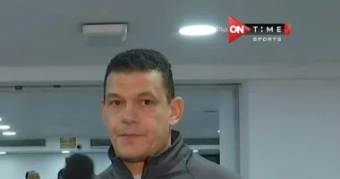 عبد الواحد السيد يلتزم الحياد ويحتفل بعيداً عن فرحة هدف البنك الأهلي احتراماً للزمالك.. فيديو