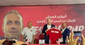 وليد صلاح الدين يمنح ياس سوروب قميص الأهلي.. والمدرب يمازح متمنيًا رقم 9