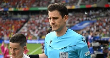 تفاصيل مثيرة عن حكم مباراة الأهلي والزمالك.. تعرض للاعتداء وطرد مصطفى محمد