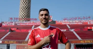 شريف وعبد القادر ومحمد علي بن رمضان يجلسون على مقاعد بدلاء الأهلي في مواجهة الزمالك
