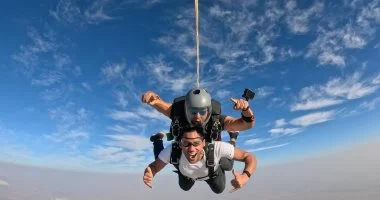 قفزة مثيرة من ارتفاع 13 ألف قدم ينفذها البطل الأولمبي أحمد الجندي