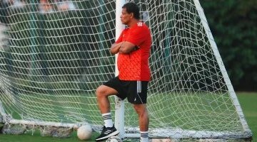 علاء عبد العال يهاجم نظام الدوري ويكشف أزمة الأهلي مع المدربين وظلم زيزو
